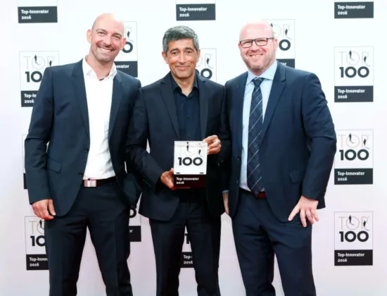 GPI Geschäftsführer Dimitrios Horozidis und Roberto Richter bei der Verleihung des Preises TOP 100 Innovator 2016 mit Ranga Yogeshwar