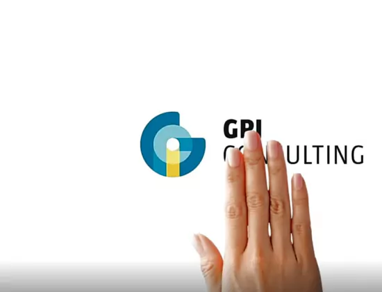 Videostill aus dem Video 10 jahre GPI, das eine Hand und das Logo zeigt